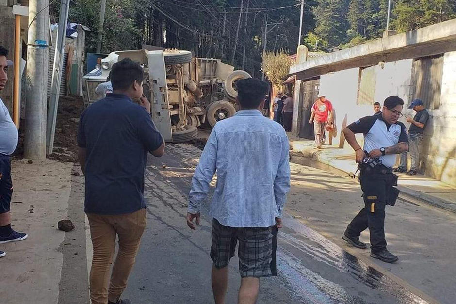 Un cami&oacute;n volc&oacute; y se reporta que el material que transportaba cay&oacute; sobre una peque&ntilde;a. (Foto: Noticias Cristo Rey)