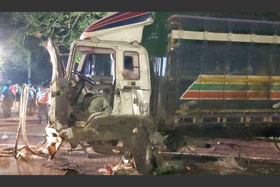 As&iacute; qued&oacute; el cami&oacute;n, tras el impacto con el cabezal. (Foto: Servicable Noticias 14)