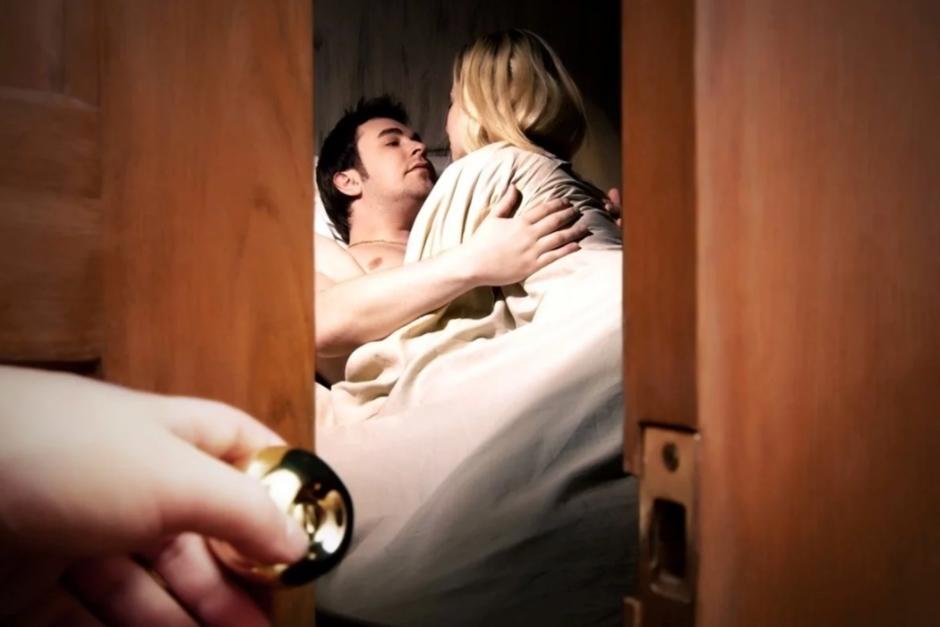 La esposa colocó una enorme fotografía de la amante de su esposo. (Foto: El Clarín)