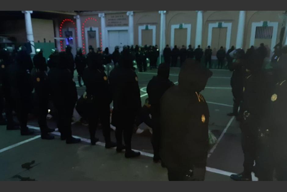 Desde tempranas horas dieron inicio a la requisa general del preventivo. (Foto PNC)