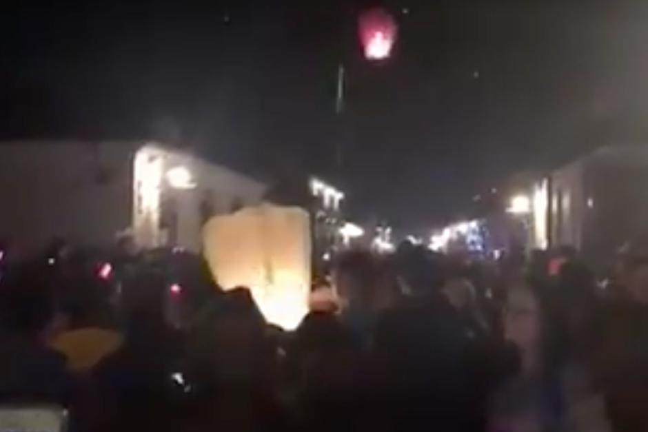 Un video muestra como unos j&oacute;venes intentan elevar dos globos. Uno se eleva a poca altura y se cree que es el que pudo provocar el incendio. (Foto: Captura de pantalla)