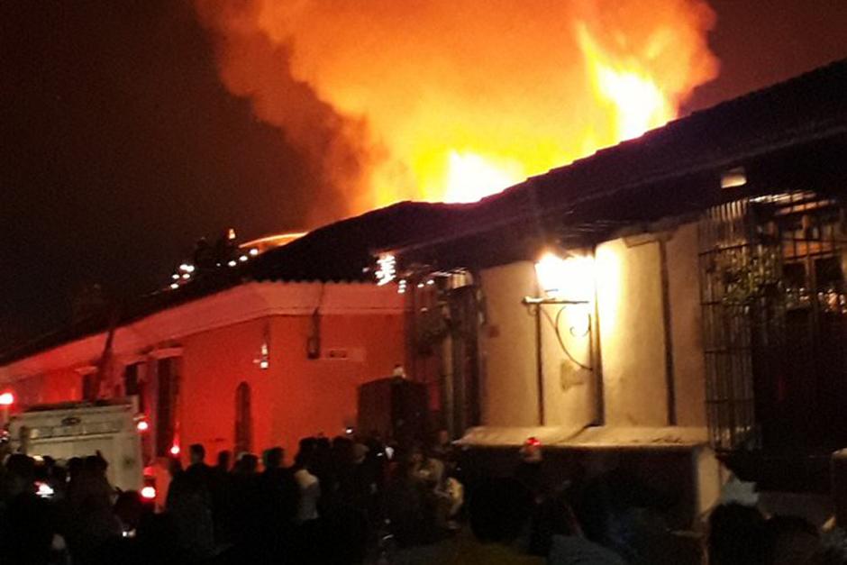 Un incendio ha consumido algunos locales cercanos a la Calle del Arco, durante la madrugada de este uno de enero de 2019. (Foto: Bomberos Voluntarios)&nbsp;