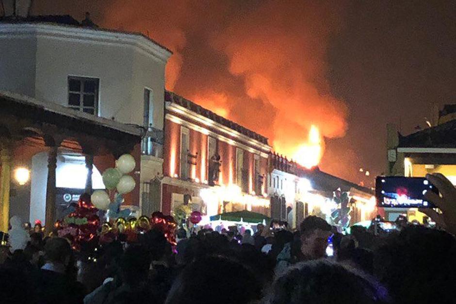 Se sabe que unos ocho locales pudieron haber sido afectados con el fuego. (Foto: Facebook Antigua Guatemala)