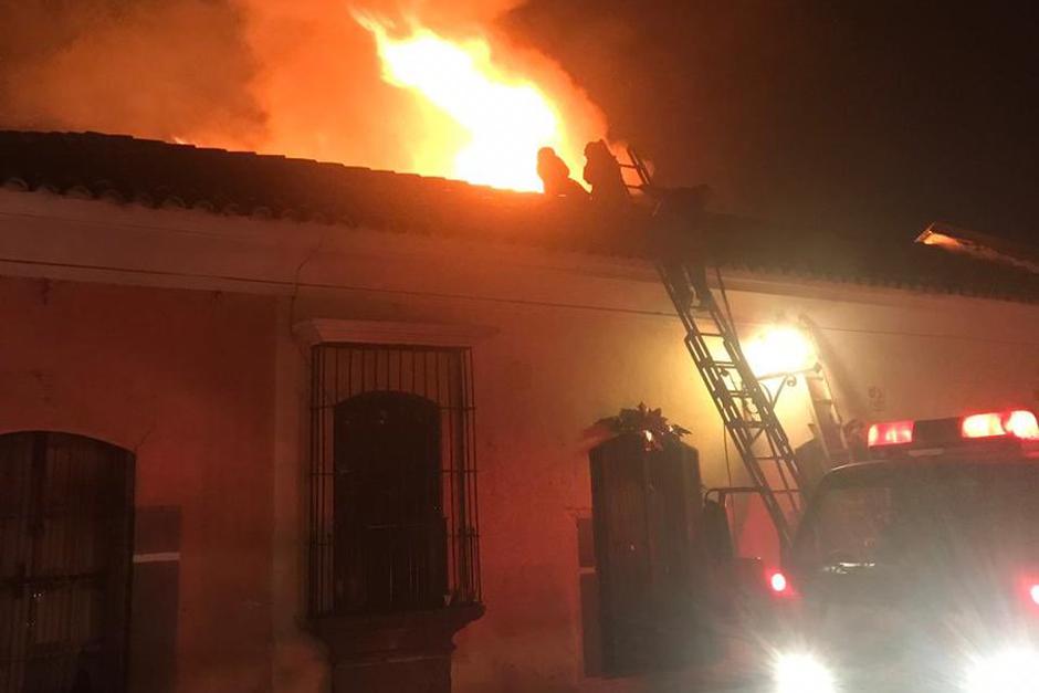 En las primeras horas del uno de enero de 2019 se report&oacute; un incendio en un local cercano en la Calle de Arco en Antigua Guatemala. (Foto: Conred)&nbsp;