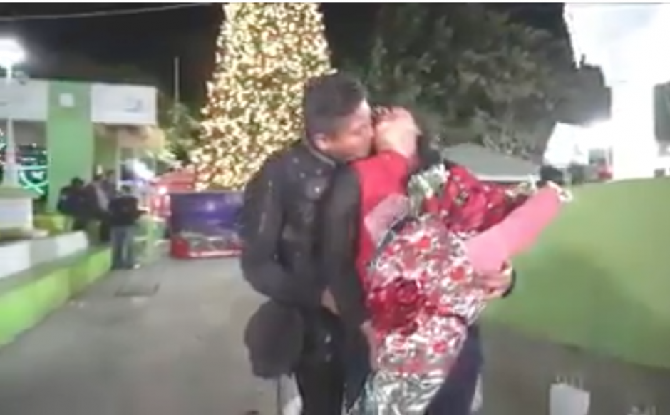 Video se viraliza, se dice que es un agente de la PNC que propone matrimonio. Si conoces a la pareja etiquétalos. (Foto: captura de pantalla)&nbsp;