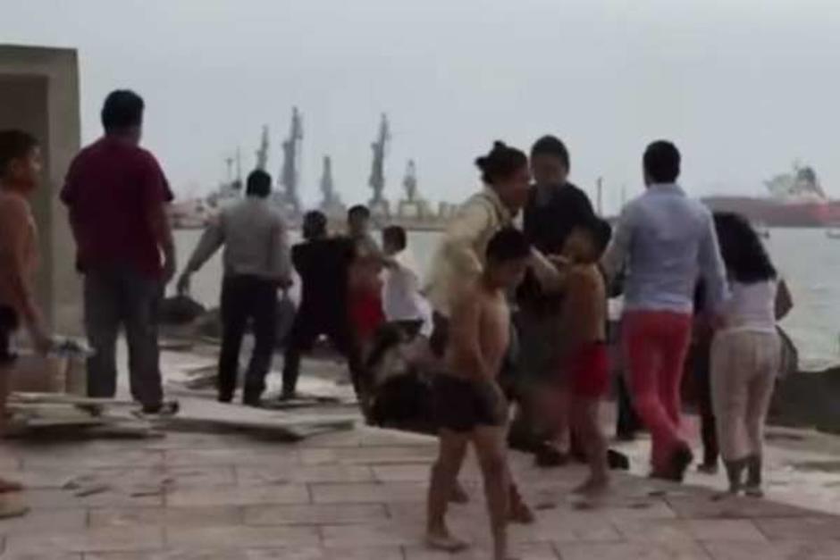 Las familias se enfrascan en una dura pelea hasta que llegaron polic&iacute;as a calmar la situaci&oacute;n. (Captura Video)