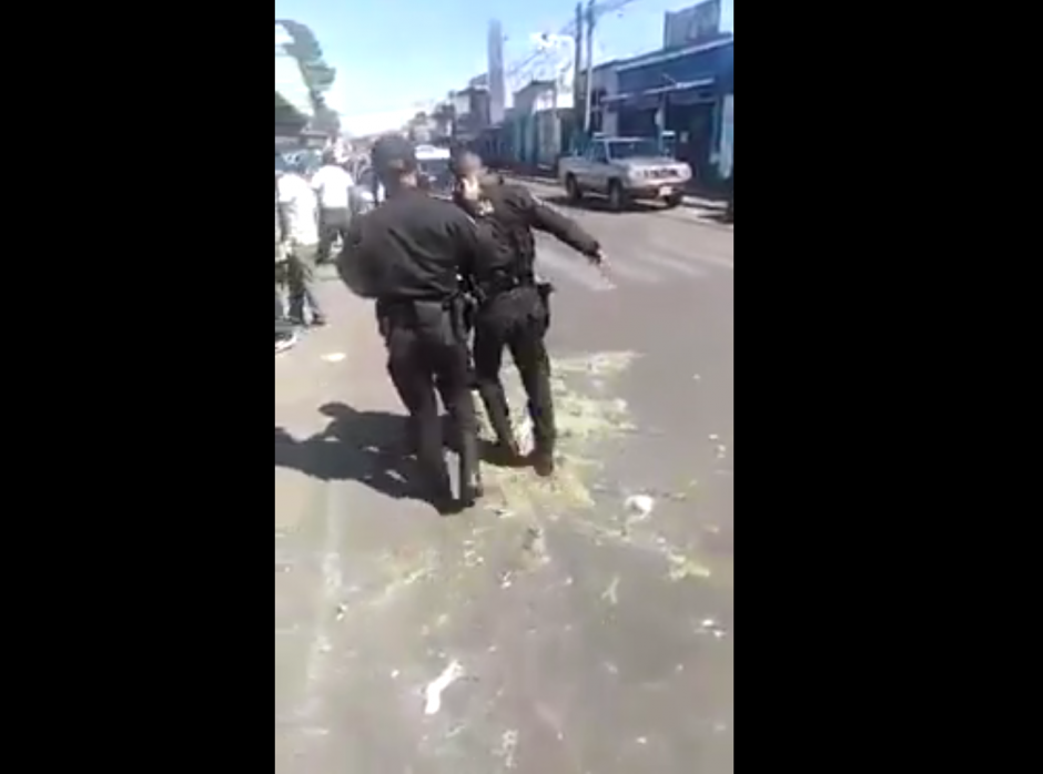 Un video difundido en redes sociales muestra a los agentes en estado de ebriedad. (Foto: captura pantalla)&nbsp;
