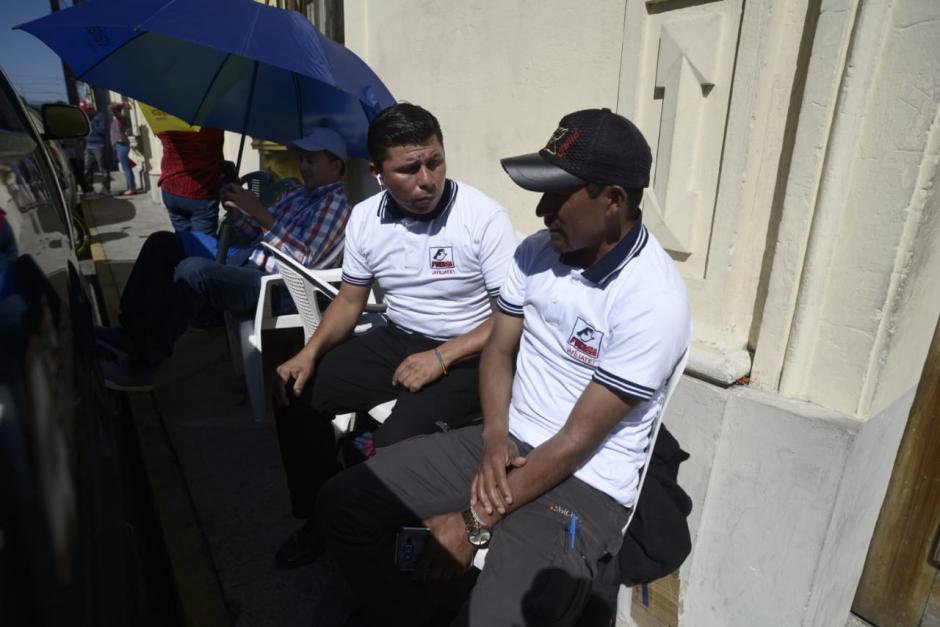 Dos partidos políticos tienen a sus delegados haciendo cola para inscribirse de primero. (Foto: Wilder López/Soy502)