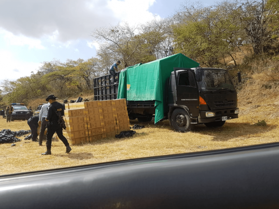El cami&oacute;n, pintado y rotulado como del Ej&eacute;rcito, transportaba m&aacute;s de 3 millones de cigarros de contrabando. (Foto: PNC)