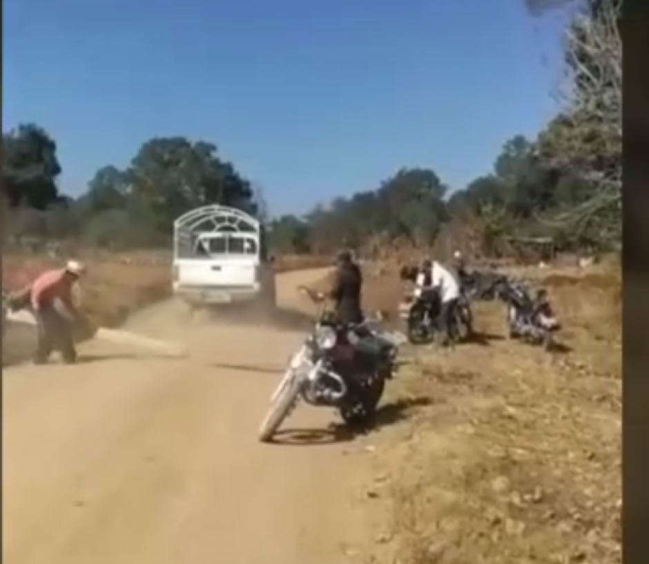 Los comunitarios exigen un pago por "derecho de paso" por un camino de terracer&iacute;a. (Foto: captura de pantalla)