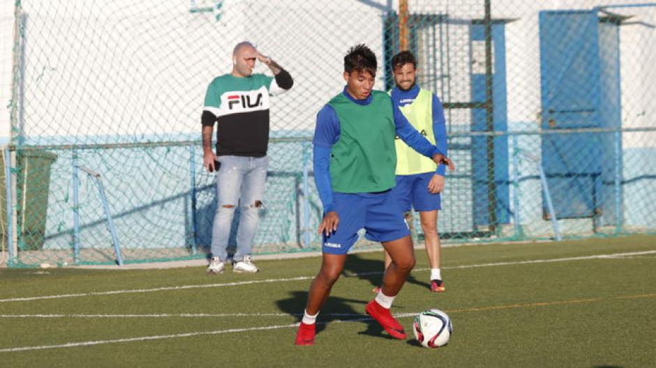 Juan Pablo Estrada conduce el balón en un entrenamiento del Real Balompédica. (Foto: europasur.es)