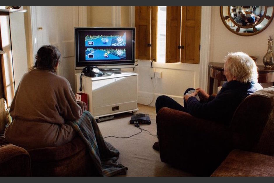 As&iacute; decide la pareja de ancianos qui&eacute;n hace las tareas del hogar. (Foto: Instagram)