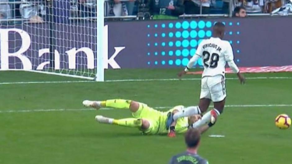 El árbitro y el VAR no vieron este penalti sobre Vinícius. (Foto: Captura de video)