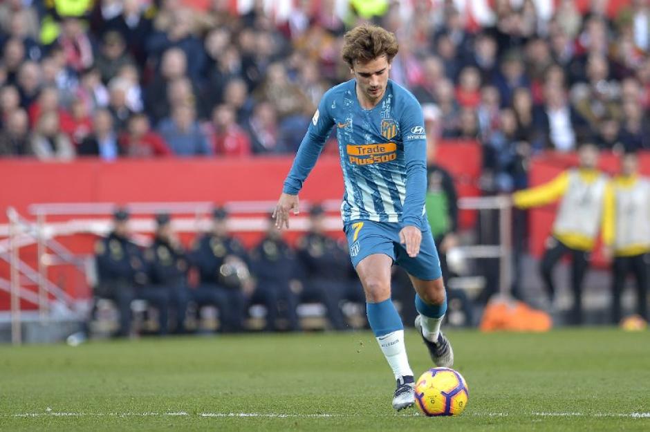 Antoine Griezmann cobró de forma magistral un tiro libre en el estadio Sánchez Pizjuán. (Foto: AFP)