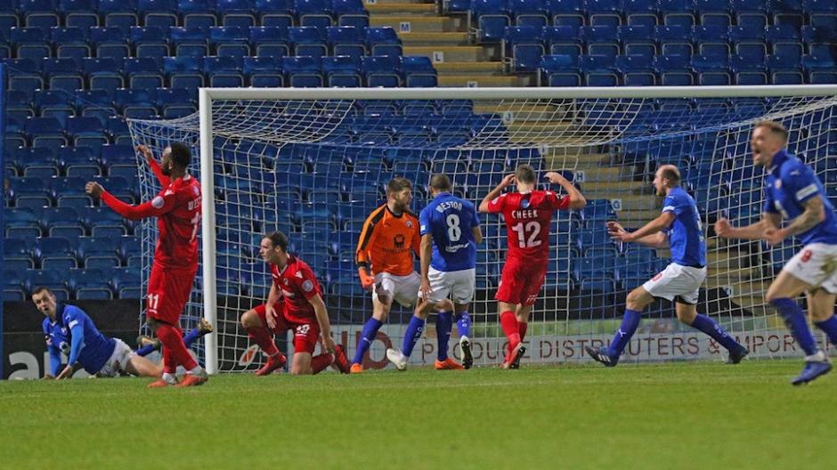 Will Evans festeja con sus compañeros después de haber detenido el penal. (Foto:&nbsp;Chesterfield)
