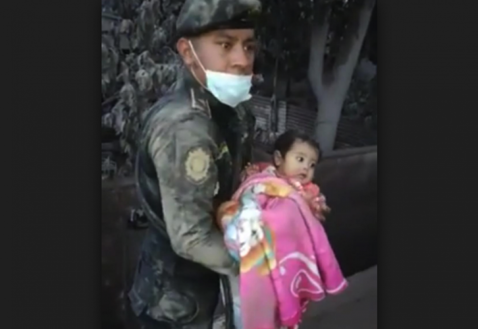 Ricardo Arjona cumpli&oacute; y entreg&oacute; cinco casas, a igual n&uacute;mero de familias afectadas por la tragedia del Volc&aacute;n de Fuego, incluidas la de&nbsp; Esmeralda L&oacute;pez, la ni&ntilde;a que fue rescatada entre los escombros. (Foto: Captura de video)