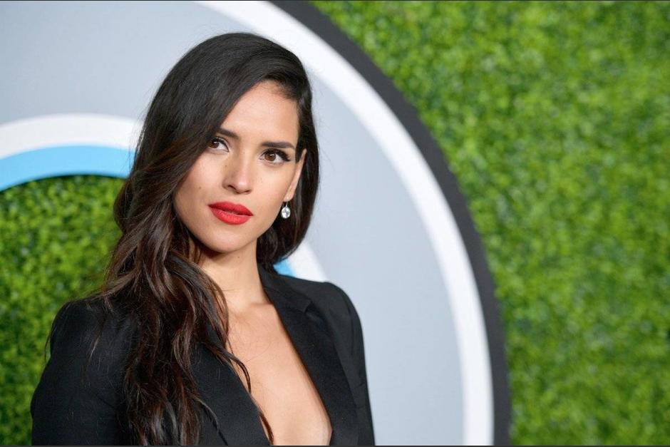 Adria Arjona luci&oacute; su cuerpazo en la ceremonia de los Golden Globes. (Foto: AFP)&nbsp;