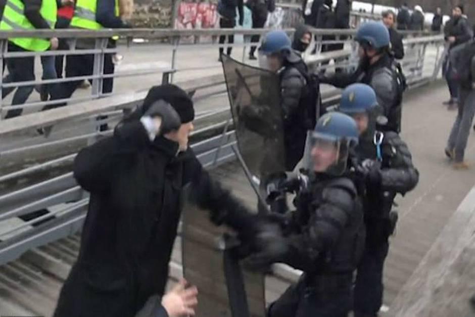 El exboxeador fue filmado golpeando a la polic&iacute;a durante una protesta de los "chalecos amarillos" en Par&iacute;s (Foto: captura de pantalla)