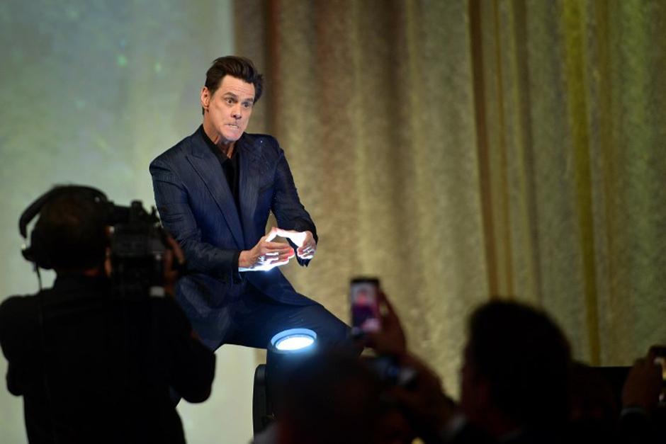 El exc&eacute;ntrico actor, Jim Carrey, protagoniz&oacute; un gracioso momento en plena gala de los Globos de Oro. (Foto: AFP)