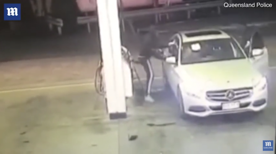 Los desconocidos agreden fuertemente al dueño del carro que se defiende con todo. (Captura Video)