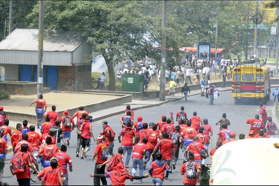 Los disturbios en las afueras del estadio del Trébol no son algo nuevo. (Foto: Archivo/Soy502)