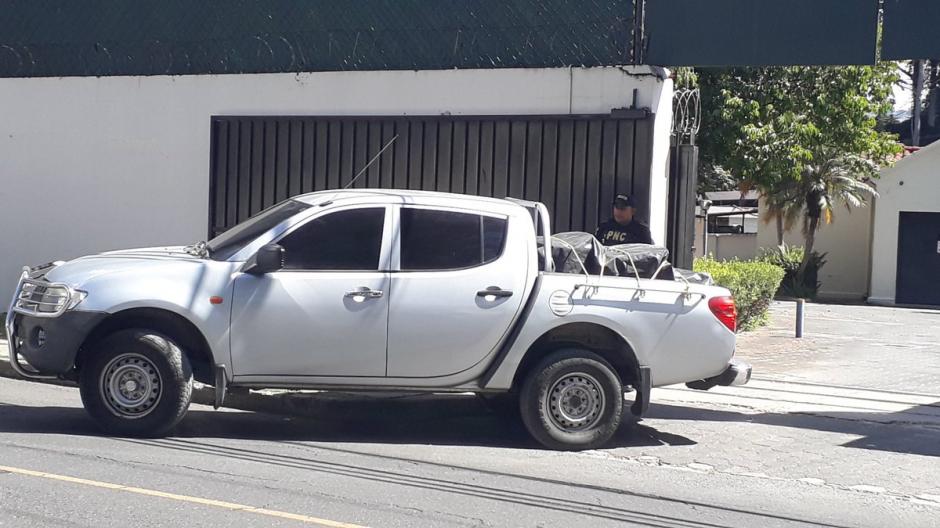 Varios picops salieron de la CICIG con posible mobiliario y documentos. (Foto: Vinicio Ramírez/Twitter)&nbsp;