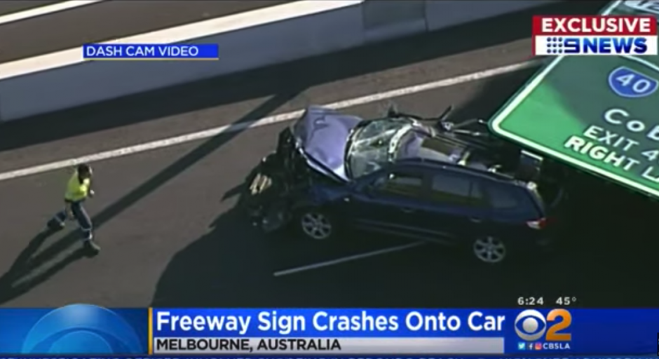 La conductora no se percat&oacute; del cartel que cay&oacute; repentinamente sobre su auto. (Captura Video)