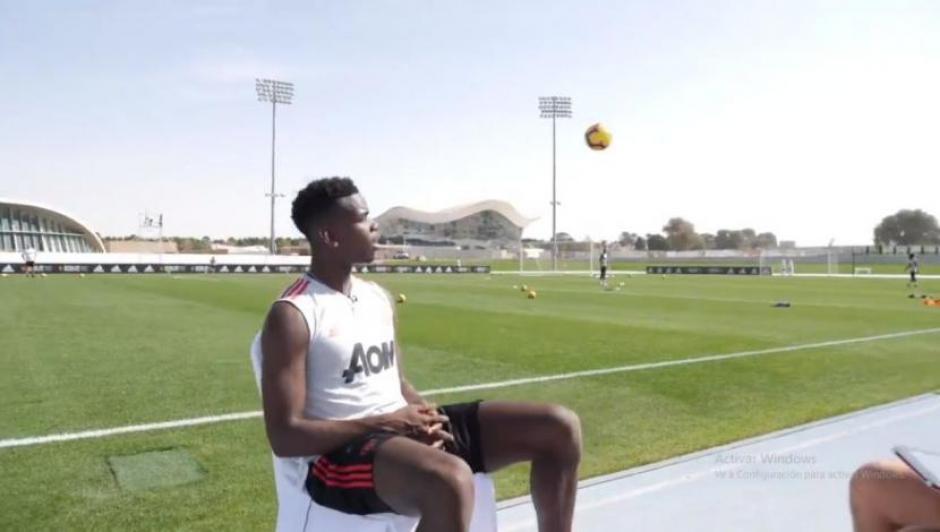 Paul Pogba hizo un "lujito" para evitar un pelotazo durante una entrevista. (Foto: Captura de video)