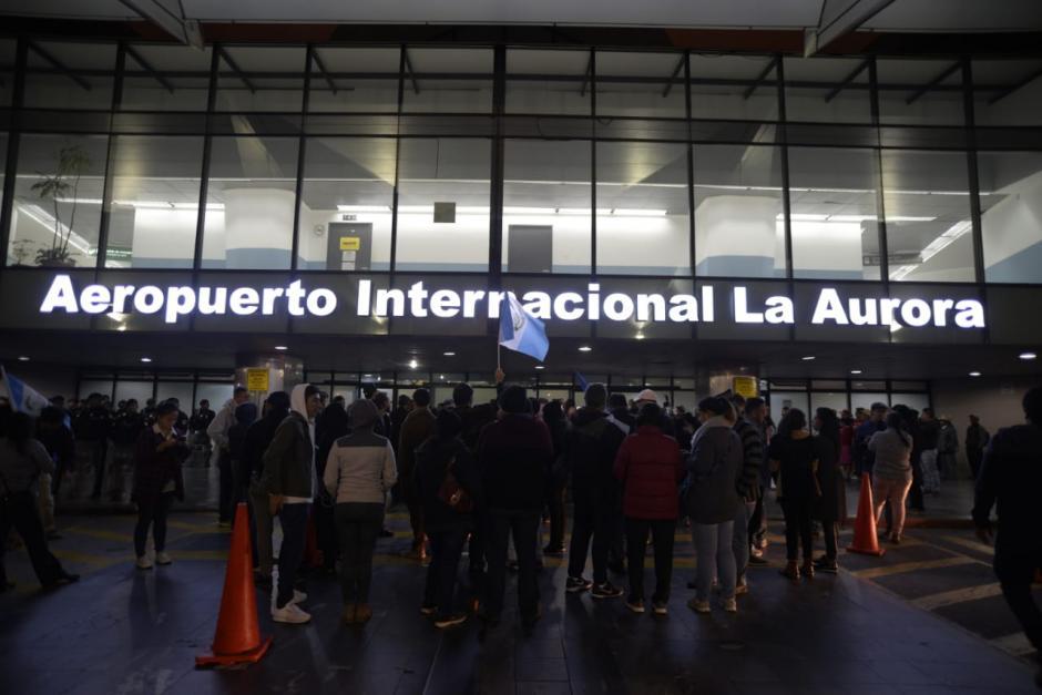 Los titulares de los dos ministerios llegaron a las instalaciones del Aeropuerto Internacional la Aurora. (Foto: archivo/Soy502)
