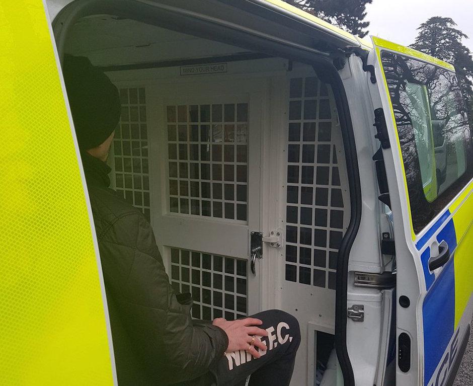 La policía de Inglaterra detuvo a un individuo sospechoso de espiar al equipo rival. (Foto: Twitter)