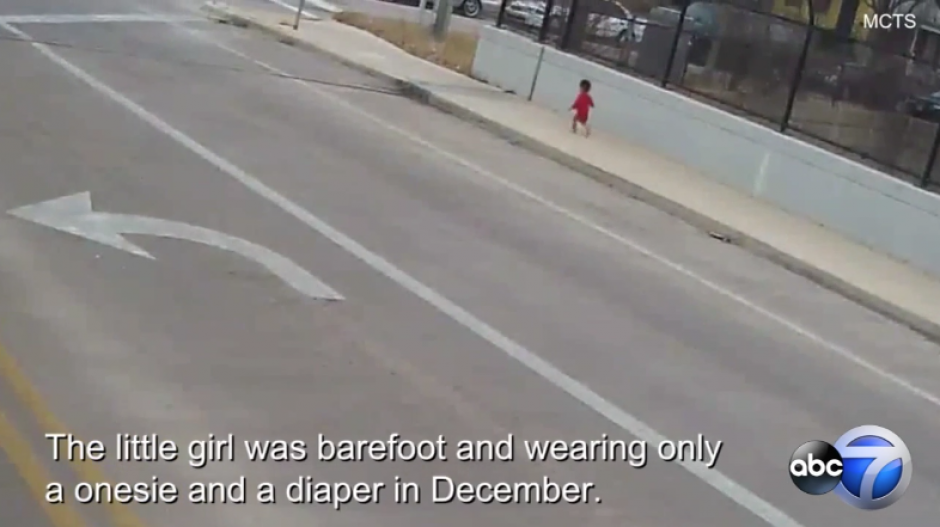 La conductora se percató de la niña abandonada y decidió rescatarla antes que algo malo pudiese ocurrirle. (Captura video)