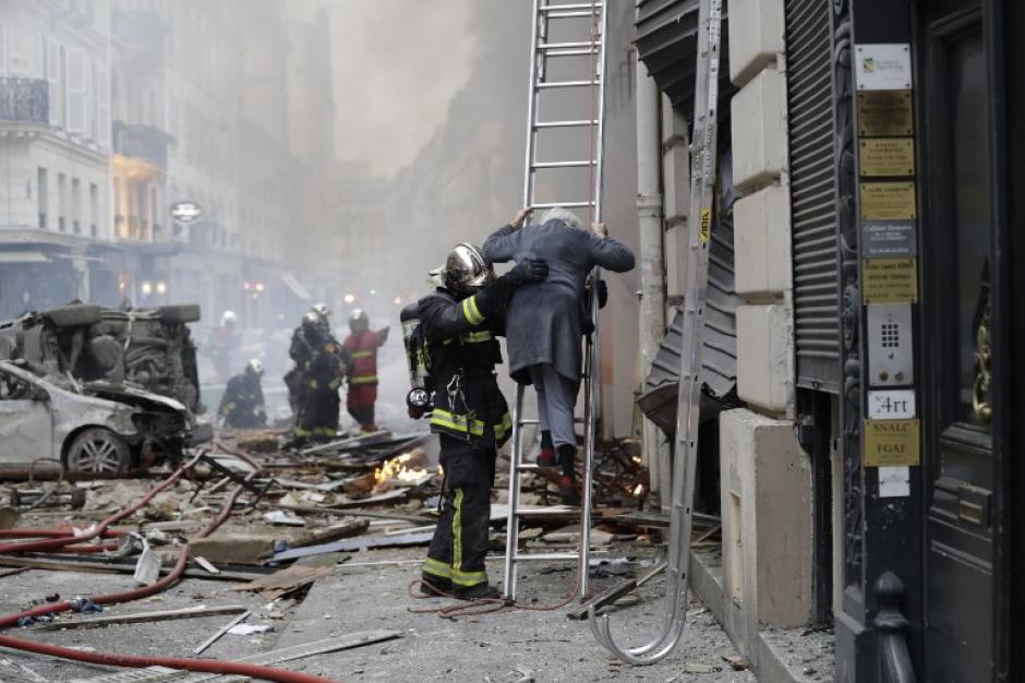 Una fuerte explosi&oacute;n en una panader&iacute;a del centro de Par&iacute;s deja muertos y heridos. (Foto: AFP)