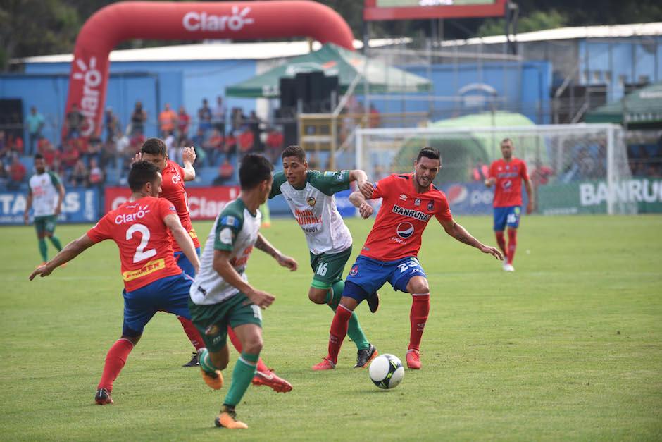 El delantero mexicano Luis Ángel Landín disputa el balón con Juan Cardona. (Foto: NuestroDiario)