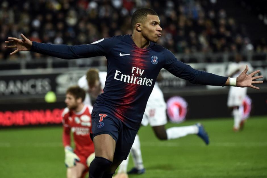 Mbappé festeja su anotación mientras los rivales se lamentan al fondo. (Foto: PSG)