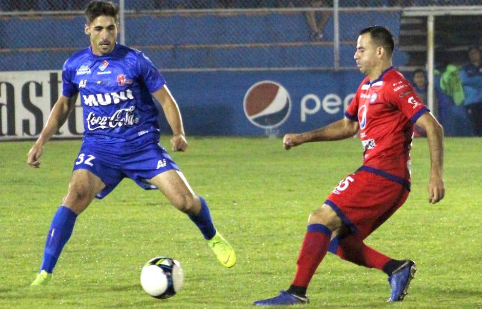 Marco Pappa conduce el balón durante el partido de Xelajú MC ante Malacateco. (Foto: Xelajú MC)