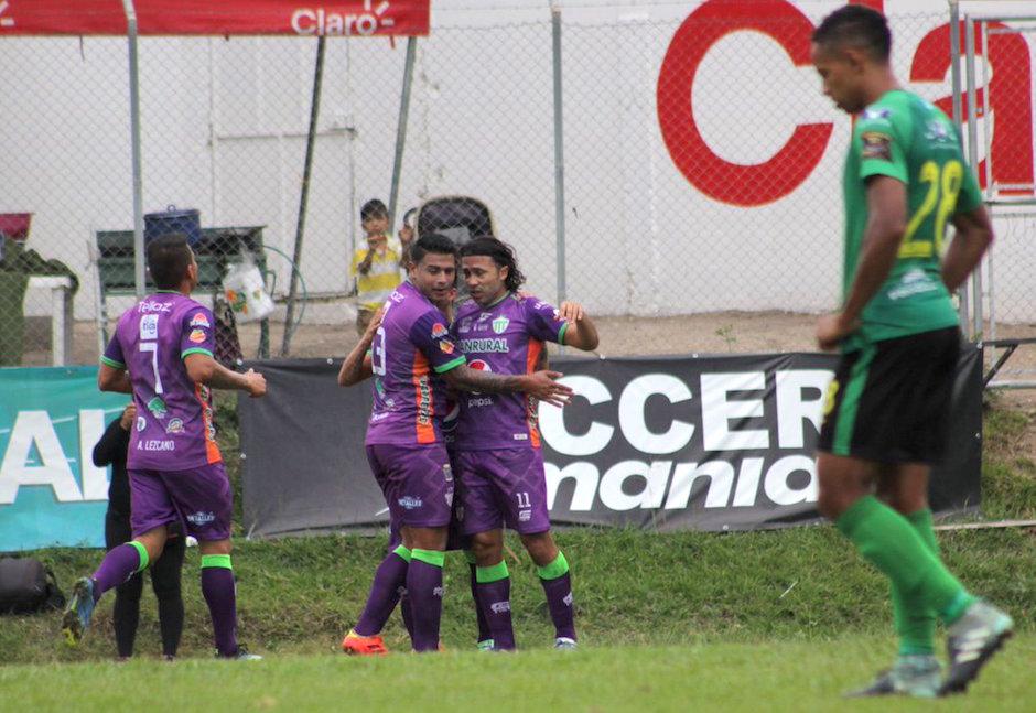 Así festejaron los antigüeños el gol de Agustín Herrera en Guastatoya. (Foto: Javier del Cid)