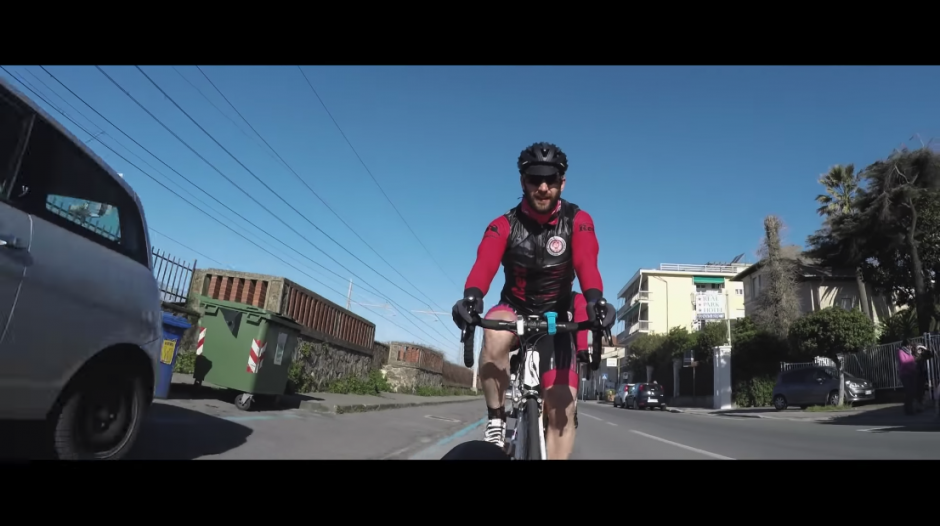 Filmaban un documental en bicicleta y terminaron atropellados