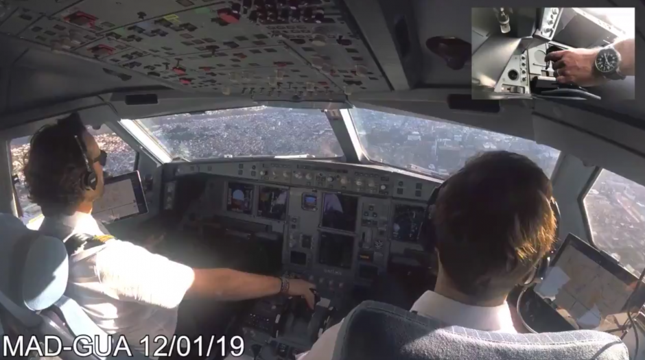 El piloto publicó dos videos sobre su aterrizaje y lo complicado que se hace por la cercanía de edificios y casas. (Foto: Paco López)