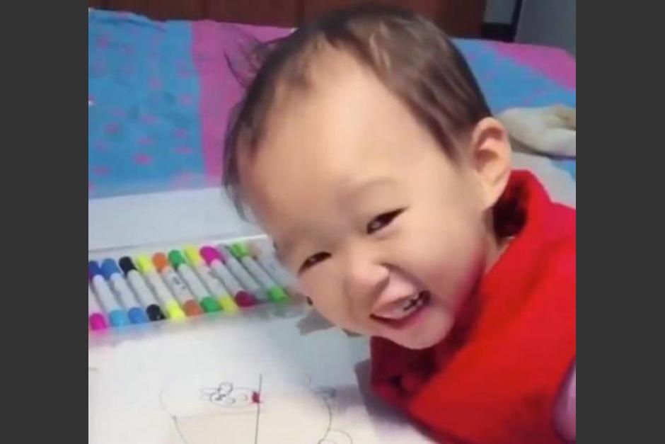 En todo momento luce feliz dibujando. (Foto:Video)