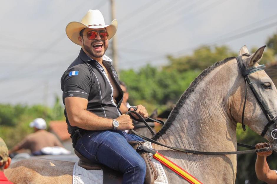 Mira c&oacute;mo luc&iacute;a el alcalde m&aacute;s famoso de Guatemala hace 10 a&ntilde;os. (Foto:Facebook)