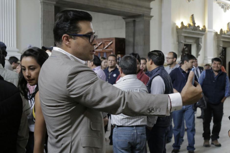 El alcalde de Mixco continúa haciendo publicidad de las obras de la Municipalidad de Mixco a pesar de que está prohibido. (Foto: Archivo/Soy502)