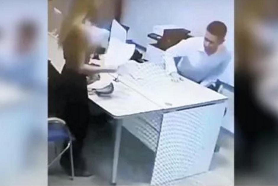 Las c&aacute;maras de vigilancia captaron el inc&oacute;modo momento. (Foto: captura pantalla)&nbsp;