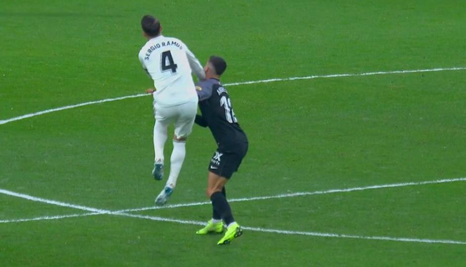 La jugada no fue marcada por el árbitro ni revisada por el VAR. (Foto: captura pantalla)&nbsp;