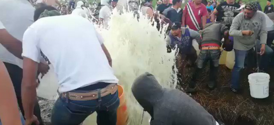 Durante la fuga varias personas se acercan a tomar el combustible. (Foto: captura pantalla)&nbsp;