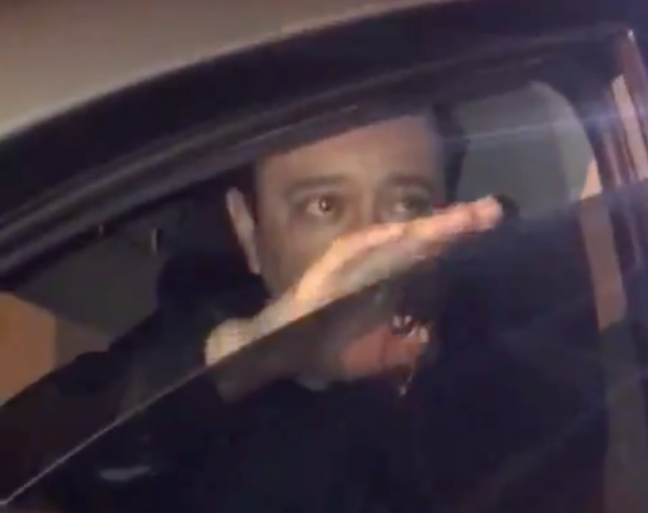 El sacerdote Carlos Luj&aacute;n choc&oacute; contra un joven que grab&oacute; c&oacute;mo el religioso se dio a la fuga. (Foto: Captura de pantalla)