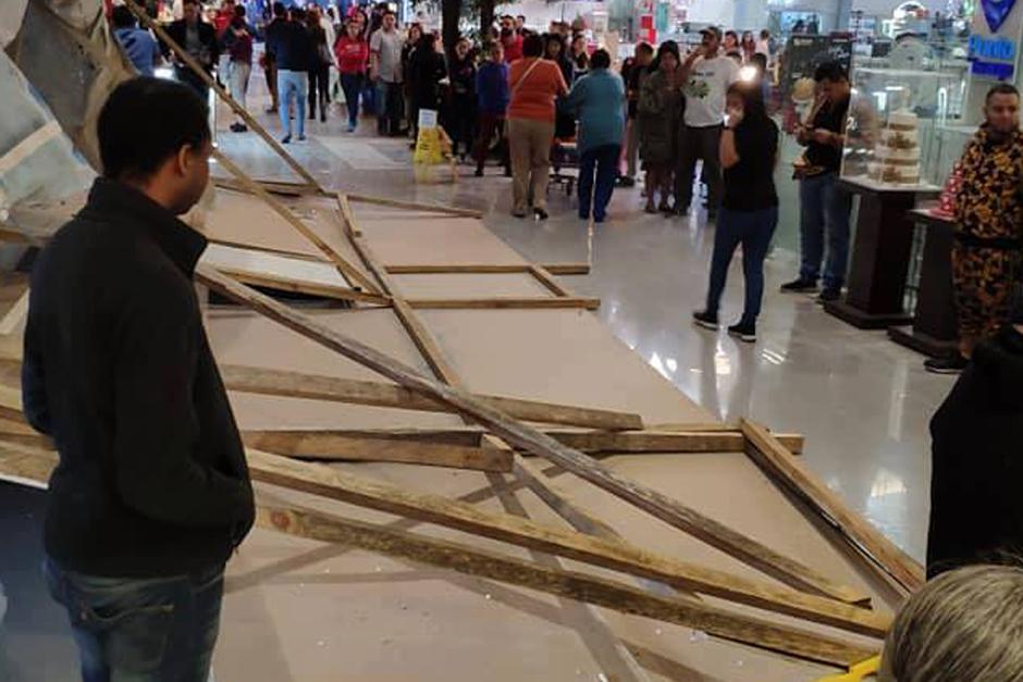 Una construcci&oacute;n improvisada cay&oacute; sobre un cliente del centro comercial. (Foto: captura pantalla)&nbsp;