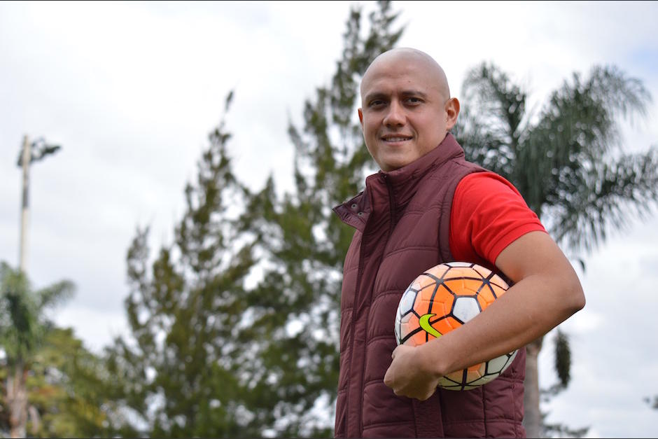 El futbolista Roberto C&oacute;bar libra una batalla contra el c&aacute;ncer. (Foto: Rudy Mart&iacute;nez/Soy502)