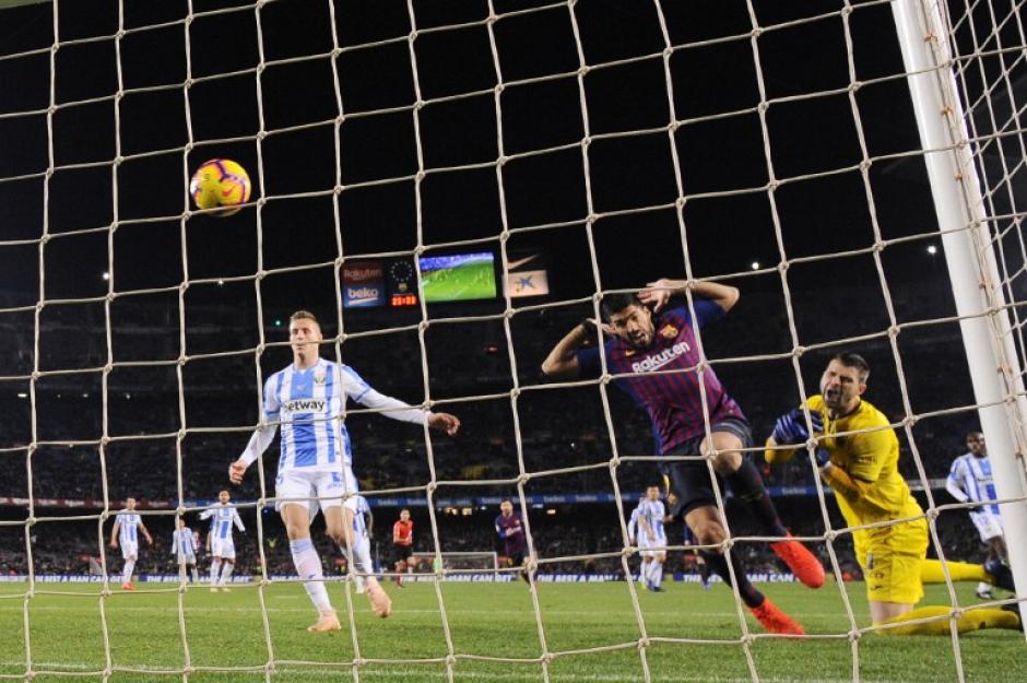 El pol&eacute;mico gol de Luis Su&aacute;rez, tras golpear al portero Iv&aacute;n Cuellar. (Foto: AFP)