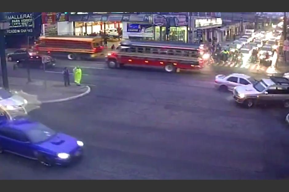 Un automóvil viaja en el carril reversible mientras que la camioneta agrícola intenta cruzar. (Foto: Twitter)