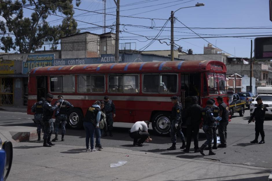 Una bomba explotó en un bus y dejó seis personas heridas, una de ellas, la mujer que activó el artefacto. (Foto: Wilder López/Soy502)